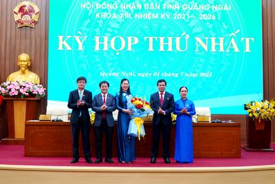 Thường trực HĐND tỉnh tặng hoa cảm ơn và chúc mừng Bí thư Tỉnh ủy Bùi Thị Quỳnh Vân