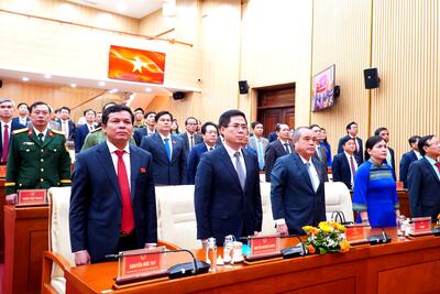 Các đồng chí lãnh đạo tỉnh tham dự kỳ họp