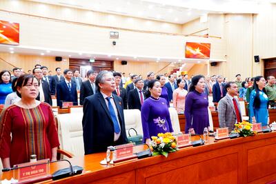Các đồng chí lãnh đạo tỉnh và đại biểu Quốc hội tỉnh, đại biểu HĐND tỉnh tham dự kỳ họp