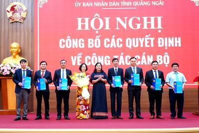 Phó Chủ tịch UBND tỉnh Y Ngọc trao Quyết định bổ nhiệm lãnh đạo Sở Nội vụ