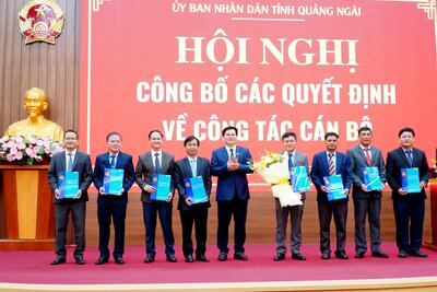 Phó Chủ tịch UBND tỉnh Trần Phước Hiền trao Quyết định bổ nhiệm lãnh đạo Sở Nông nghiệp và Môi trường