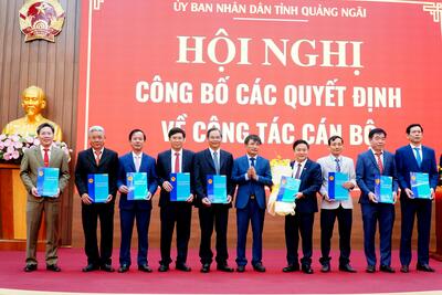 Phó Chủ tịch UBND tỉnh Nguyễn Ngọc Sâm trao các Quyết định bổ nhiệm lãnh đạo Sở Xây dựng