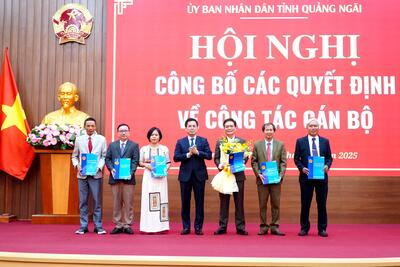 Chủ tịch UBND tỉnh Nguyễn Hoàng Giang trao các Quyết định bổ nhiệm lãnh đạo Sở Khoa học và Công nghệ
