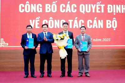 Phó Chủ tịch UBND tỉnh Trần Phước Hiền trao Quyết định bổ nhiệm lãnh đạo Sở Tư pháp
