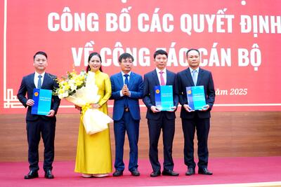 Phó Chủ tịch UBND tỉnh Nguyễn Ngọc Sâm trao các Quyết định bổ nhiệm lãnh đạo Sở Xây dựng