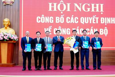 Phó Chủ tịch UBND tỉnh Trần Phước Hiền trao Quyết định bổ nhiệm lãnh đạo Sở Y tế