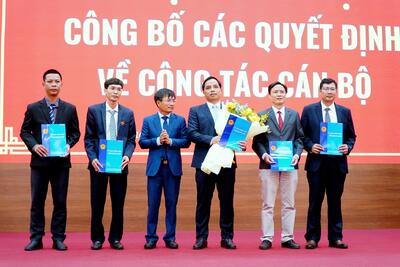 Phó Chủ tịch UBND tỉnh Nguyễn Ngọc Sâm trao các Quyết định bổ nhiệm lãnh đạo Sở Dân tộc và Tôn giáo