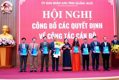 Phó Chủ tịch UBND tỉnh Y Ngọc trao Quyết định bổ nhiệm lãnh đạo Văn phòng UBND tỉnh