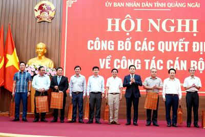 Lãnh đạo tỉnh tặng quà cho các đồng chí nguyên là Ủy viên UBND tỉnh