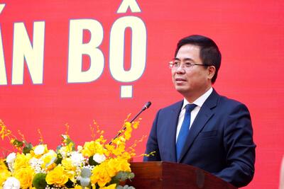 Chủ tịch UBND tỉnh Nguyễn Hoàng Giang phát biểu chúc mừng và giao nhiệm vụ cho các đồng chí đảm nhiệm chức vụ mới
