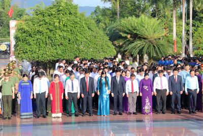 Đại biểu dành phút mặc niệm tưởng nhớ, tri ân sâu sắc công lao to lớn của các Anh hùng liệt sĩ