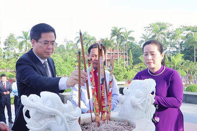 Phó Bí thư Tỉnh ủy, Chủ tịch UBND tỉnh Nguyễn Hoàng Giang dâng hương tưởng niệm các Anh hùng liệt sĩ tại Tượng đài Liệt sĩ