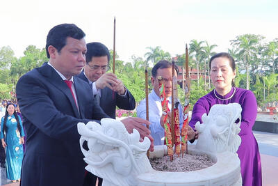 Phó Bí thư Tỉnh ủy, Chủ tịch HĐND tỉnh Nguyễn Đức Tuy cùng Phó Bí thư Tỉnh ủy Đinh Thị Hồng Minh dâng hương tưởng niệm các Anh hùng liệt sĩ tại Tượng đài liệt sĩ