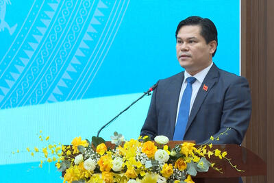 Phó Chủ tịch UBND tỉnh Trần Phước Hiền báo cáo tại kỳ họp
