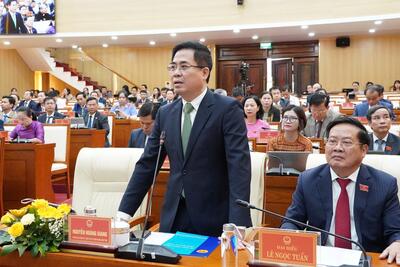 Chủ tịch UBND tỉnh Nguyễn Hoàng Giang phát biểu thảo luận tại kỳ họp