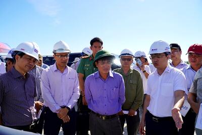 Đại diện đơn vị thi công báo cáo với đoàn công tác về tiến độ thực hiện dự án