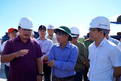 Lãnh đạo các sở, ngành trao đổi về các vướng mắc liên quan đến công tác bồi thường, giải phóng mặt bằng của dự án