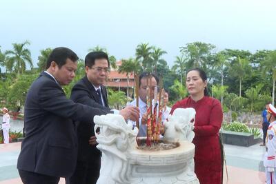 Các đồng chí lãnh đạo tỉnh dâng hương các anh hùng liệt sĩ