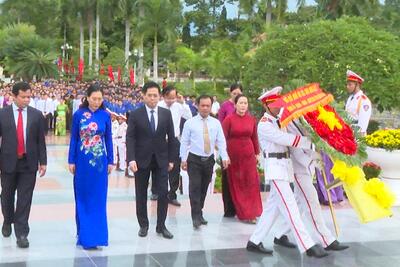 Lãnh đạo tỉnh thành kính dâng hoa với dòng chữ “Đời đời nhớ ơn các Anh hùng liệt sĩ”