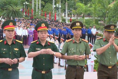 Lãnh đạo các lực lượng vũ trang tỉnh dâng hương các Anh hùng liệt sĩ