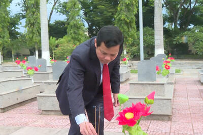 Phó Bí thư Tỉnh ủy, Chủ tịch HĐND tỉnh Nguyễn Đức Tuy viếng hương các phần mộ liệt sĩ
