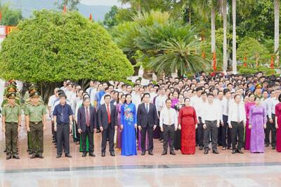 Các đại biểu dự lễ viếng