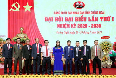 Phó Chủ tịch Thường trực UBND tỉnh Y Ngọc và Phó Chủ tịch UBND tỉnh Nguyễn Ngọc Sâm cùng lãnh đạo Văn phòng UBND tỉnh