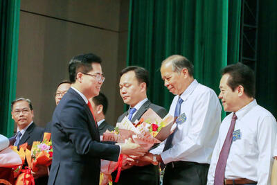 Chủ tịch UBND tỉnh Nguyễn Hoàng Giang tặng hoa cho Ban Thường vụ Đảng bộ UBND tỉnh nhiệm kỳ 2020-2025