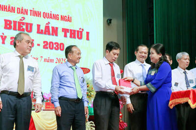 Phó Chủ tịch Thường trực UBND tỉnh Y Ngọc tặng hoa cho Ban Thường vụ Đảng bộ UBND tỉnh nhiệm kỳ 2020-2025
