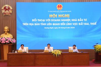 Phó Bí thư Tỉnh ủy, Chủ tịch UBND tỉnh Nguyễn Hoàng Giang, cùng các Phó Chủ tịch UBND tỉnh: Nguyễn Ngọc Sâm và Trần Phước Hiền chủ trì Hội nghị
