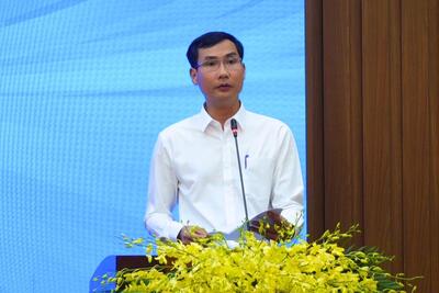 Phó Giám đốc Trung tâm Xúc tiến Đầu tư, Thương mại và Du lịch tỉnh Nguyễn Tấn Thương báo cáo tại Hội nghị