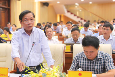 Lãnh đạo Thuế tỉnh trả lời những câu hỏi vướng mắc về đất đai mà doanh nghiệp nêu tại Hội nghị đối thoại