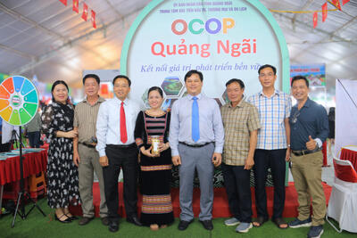 Phó Chủ tịch UBND tỉnh Trần Phước Hiền chụp ảnh lưu niệm tại gian hàng trưng bày tại Hội chợ