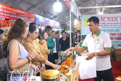 Đông đảo người dân đến tham quan và mua hàng