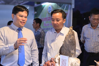 Phó Chủ tịch UBND tỉnh Trần Phước Hiền  tham quan các gian hàng trưng bày tại Hội chợ