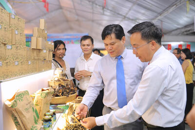Phó Chủ tịch UBND tỉnh Trần Phước Hiền  tham quan các gian hàng trưng bày tại Hội chợ