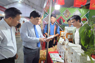 Phó Chủ tịch UBND tỉnh Trần Phước Hiền  tham quan các gian hàng trưng bày tại Hội chợ