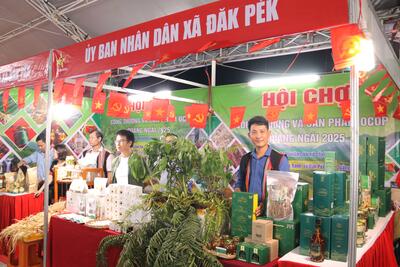 Gian hàng trưng bày sản phẩm của xã Đăk Pék