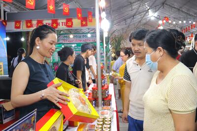Người dân đến mua tại gian hàng sản phẩm Yến