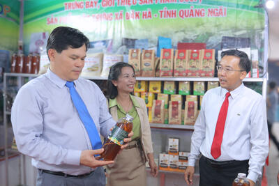Phó Chủ tịch UBND tỉnh Trần Phước Hiền  tham quan các gian hàng trưng bày tại Hội chợ