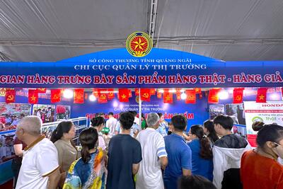 Gian hàng trưng bày sản phẩm hàng thật- hàng giả của Chi cục Quản lý Thị trường tỉnh