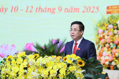 Phó Bí thư Tỉnh ủy, Chủ tịch UBND tỉnh Nguyễn Hoàng Giang báo cáo thông qua chương trình chính thức của Đại hội
