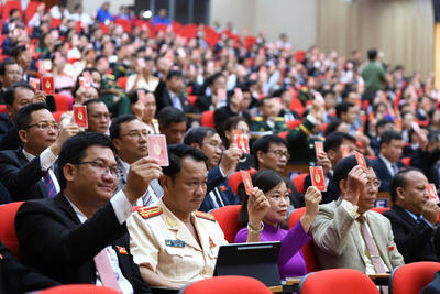 Đại biểu biểu quyết thông qua các nội dung tại Đại hội