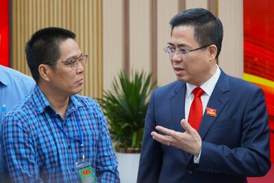 Phó Bí thư Tỉnh ủy, Chủ tịch UBND tỉnh Nguyễn Hoàng Giang trao đổi với phóng viên, báo chí tại lễ khai trương Trung tâm Báo chí
