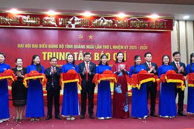 Cắt băng khai trương Trung tâm báo chí phục vụ Đại hội