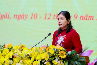 Phó Chủ tịch Thường trực UBND tỉnh Y Ngọc trình bày tham luận tại Đại hội