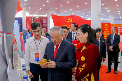 Ủy viên Bộ Chính trị, Phó Thủ tướng Thường trực Chính phủ Nguyễn Hoà Bình tham quan các gian hàng tại Đại hội
