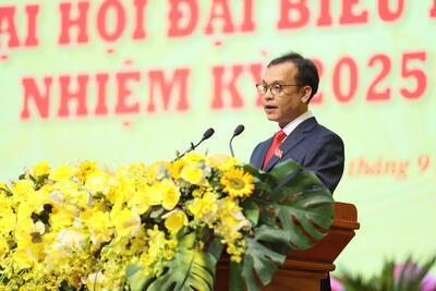 Ủy viên dự khuyết Ban Chấp hành Trung ương Đảng, Phó Bí thư Thường trực Tỉnh ủy, Trưởng Đoàn ĐBQH tỉnh, Chủ tịch Ủy ban MTTQ Việt Nam tỉnh U Huấn trình bày báo cáo tại Đại hội