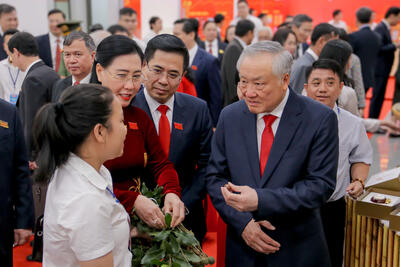 Ủy viên Bộ Chính trị, Phó Thủ tướng Thường trực Chính phủ Nguyễn Hoà Bình tham quan gian hàng sản phẩm OCOP tại Đại hội