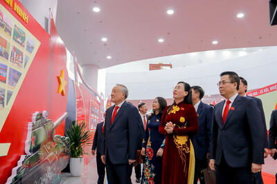 Ủy viên Bộ Chính trị, Phó Thủ tướng Thường trực Chính phủ Nguyễn Hoà Bình tham quan khu trưng bày tại Đại hội